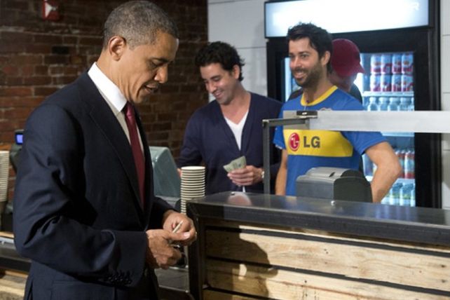 La imagen del hincha de Boca que le vendió un sandwich a Obama recorre el mundo