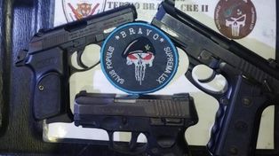 Las armas que plantaron los policías detenidos este domingo.&nbsp;