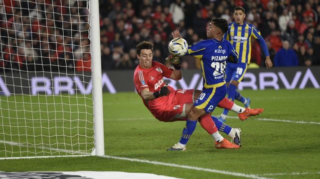Pudo ser el empate de Central. Del tiro libre de Di María