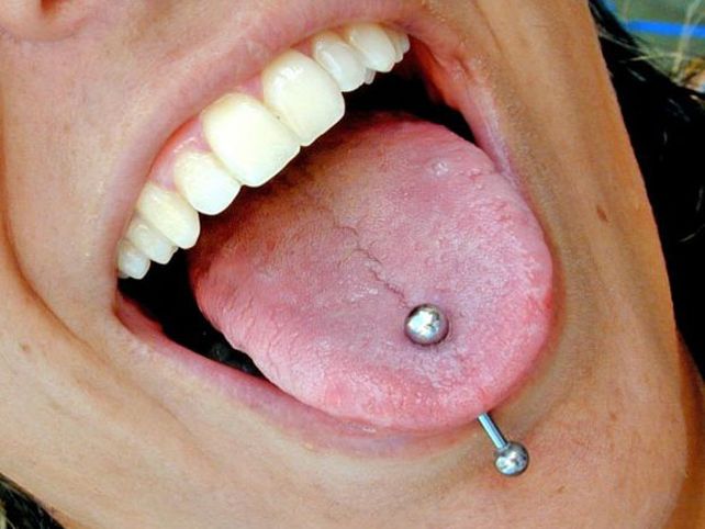 Los piercings en la boca generan dificultades al hablar