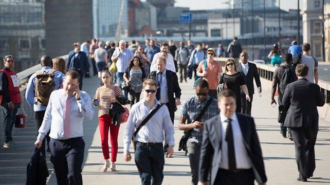 Empleados más felices: Gran Bretaña hizo un ensayo de semana laboral de cuatro días