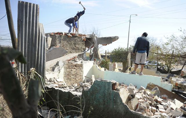 A los golpes. Vecinos de 27 de Febrero al 7600 demolieron la construción que había sido allanada un mes atrás. Para la policía era un aguantadero