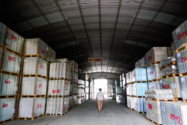 En un predio de 3 has, tienen distintas naves para depósito de mercadería, tanto de pisos, revestimientos, encofrados y maderas.