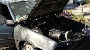 Un auto se incendió en el garaje de una casa