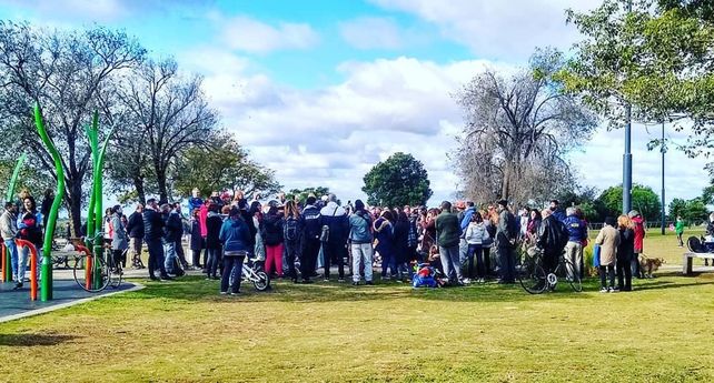 Cientos de personas rompieron las restricciones y se juntaron en el parque de las Colectividades