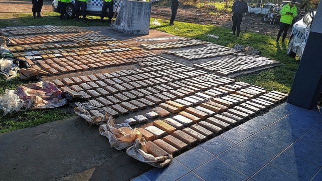 Persecución, choque y el secuestro de 581 panes de marihuana