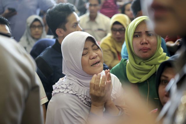 Avión de aerolínea indonesia cayó al mar con 189 personas a bordo