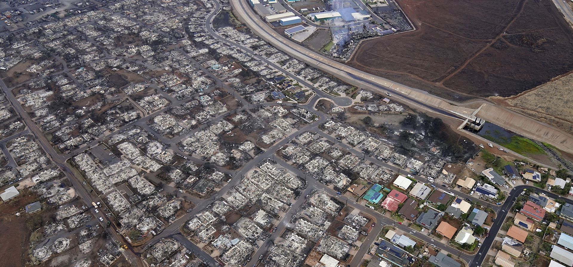 Los restos de un incendio forestal se ven en Lahaina, Hawái. Con una crisis de vivienda que ha dejado fuera de precio a muchos nativos hawaianos, así como a familias que han vivido allí durante décadas, aumenta la preocupación de que Maui podría convertirse en el último ejemplo de Los restos de un incendio forestal se ven en Lahaina, Hawái. Con una crisis de vivienda que ha dejado fuera de precio a muchos nativos hawaianos, así como a familias que han vivido allí durante décadas, aumenta la preocupación de que Maui podría convertirse en el último ejemplo de