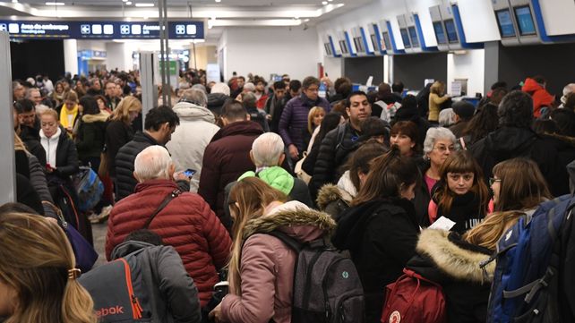 La inquietud de los pasajeros comenzó a la mañana temprano. A la tarde algunos no tenían reprogramado su vuelo.