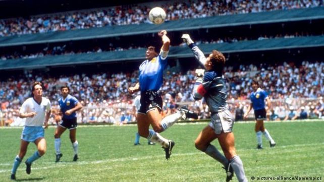 En Londres anunciaron que subastarán la camiseta de la mano de Dios de Diego Maradona.