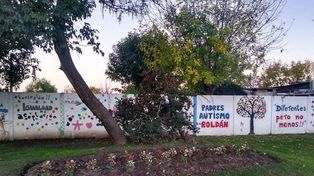 Padres Autismo Roldán eligió e intervino esta plaza en la que realizan distintos eventos.