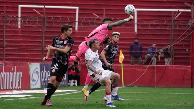 Moyano se exige al máximo para despejar sobre la cabeza de Ramírez. Newells y Barracas jugaron un primer tiempo de mucha intensidad.