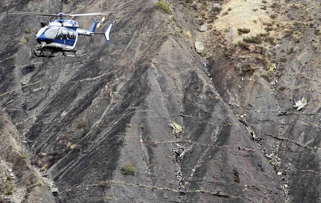 Las tareas de rescate se realizan en una zona de difícil acceso. (Foto: Reuters).