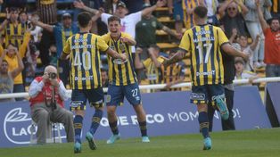 Los futbolistas canallas celebran uno de los goles en la victoria ante Barracas Central.