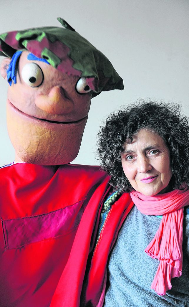 Amor gigante. Junto a sus personajes recrea la realidad.