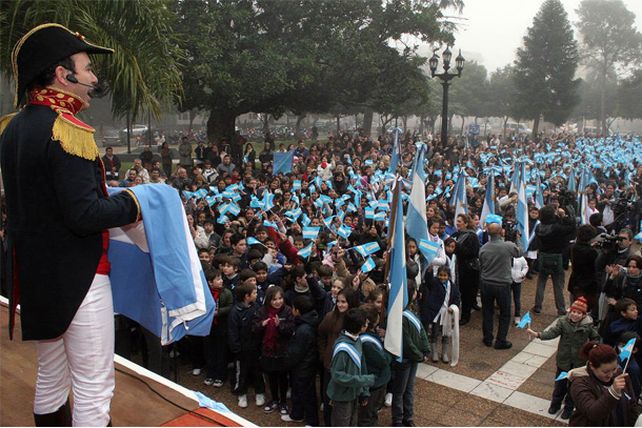 Alumnos de 4to grado juraron lealtad a la Bandera en la Plaza 25 de Mayo