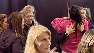 Celia, la mamá de Lionel Messi, este martes por la tarde en la ex Rural, esperando la bendición de Leda.&nbsp;