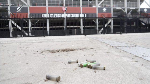 Afuera del estadio de Newells quedaron cartuchos de munición antitumultos.