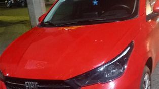 El Fiat Cronos con el que se desplazaban los tres delincuentes había sido robado días antes en la provincia de Córdoba.