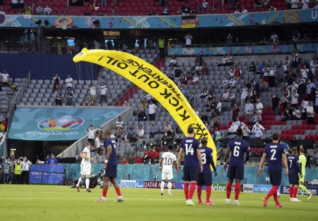 Activista de Greenpeace lastimó a varios hinchas al caer ...