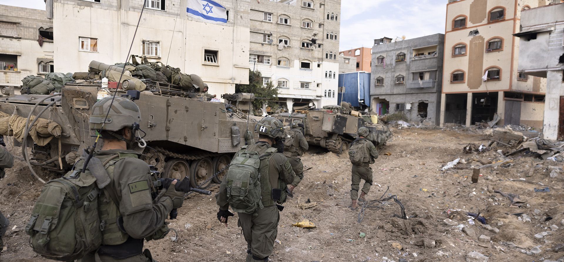 Soldados israelíes participan en una operación terrestre en el barrio Shijaiyah de la ciudad de Gaza. El ejército está luchando contra militantes palestinos en toda Gaza en la guerra iniciada por el ataque de Hamás a Israel el 7 de octubre. (Foto AP/Moti Milrod, Haaretz) Soldados israelíes participan en una operación terrestre en el barrio Shijaiyah de la ciudad de Gaza. El ejército está luchando contra militantes palestinos en toda Gaza en la guerra iniciada por el ataque de Hamás a Israel el 7 de octubre. (Foto AP/Moti Milrod, Haaretz)