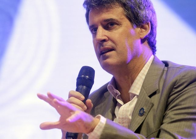 subvaluado. Acusaron a Prat Gay de contener el tipo de cambio.