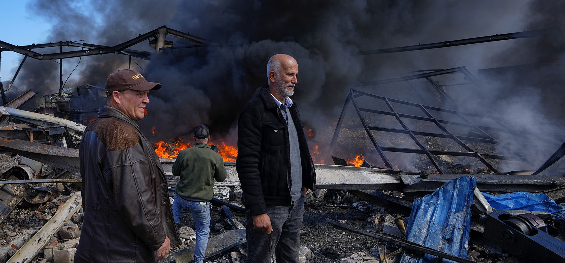 Un almacén destruido que fue blanco de ataques aéreos israelíes, en un distrito industrial en la ciudad costera sur de Ghazieh, Líbano, el martes 20 de febrero de 2024. Aviones de combate israelíes llevaron a cabo al menos dos ataques cerca de la ciudad portuaria del sur. de Sidón en uno de los ataques más grandes cerca de una ciudad importante, hiriendo a una docena de personas, dijeron los medios estatales libaneses. (Foto AP/Bilal Hussein) Un almacén destruido que fue blanco de ataques aéreos israelíes, en un distrito industrial en la ciudad costera sur de Ghazieh, Líbano, el martes 20 de febrero de 2024. Aviones de combate israelíes llevaron a cabo al menos dos ataques cerca de la ciudad portuaria del sur. de Sidón en uno de los ataques más grandes cerca de una ciudad importante, hiriendo a una docena de personas, dijeron los medios estatales libaneses. (Foto AP/Bilal Hussein)