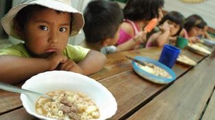 Según Unicef, el 48% de los chicos en el país son pobres multidimensionales