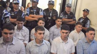 Cinco de los jóvenes fueron condenados a prisión perpetua, mientras que los tres restantes a 15 años.