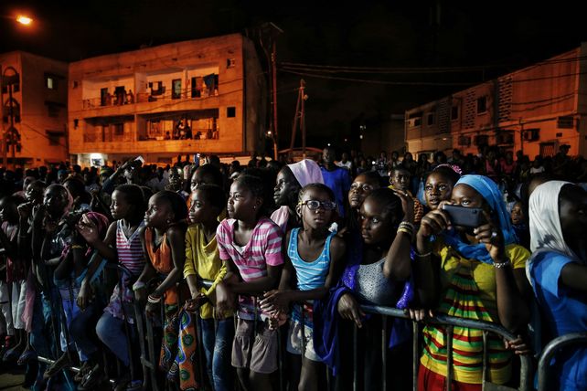 Iluminados. Niños espectadores de un desfile gratuito al aire libre.