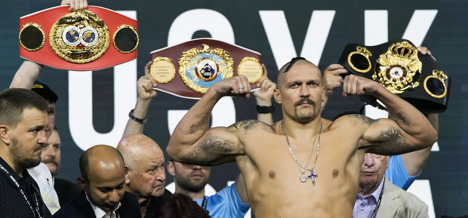 El boxeador de peso pesado Oleksandr Usyk de Ucrania se pesa en la Ciudad Deportiva Rey Abdullah en Jeddah, Arabia Saudita, el viernes 19 de agosto de 2022. El boxeador de peso pesado Anthony Joshua de Gran Bretaña debe pelear contra el campeón defensor Usyk en una revancha de boxeo de peso pesado en Jeddah el 20 de agosto.