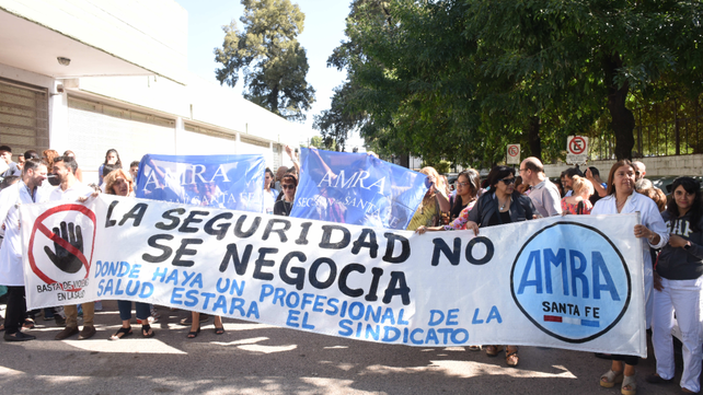 En 2020 los trabajadores del Roque Sáenz Peña realizaron un abrazo solidario para reclamar seguridad en el efector.