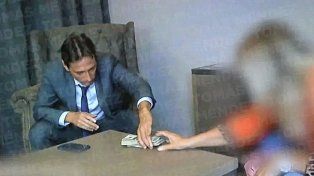 Una cámara oculta registra el momento en el que el presidente Marcelo Moretti recibe una coima en dólares.