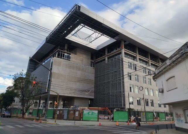 La pelea de los ministerios públicos por entrar al nuevo Palacio de Justicia: El Estado se endeudó para pagar ese edificio