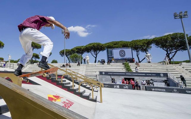 Jesús Muñoz Cortez de Chile compite en el Campeonato Mundial de Skateboarding Callejero
