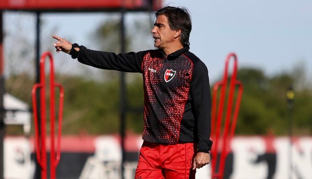 A la cancha. Javier Sanguinetti condujo este miércoles los entrenamientos para definir el once ante Patronato. (Foto: Canob)