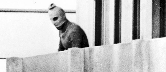 Un miembro enmascarado de la facción palestina Septiembre Negro que tomó como rehenes a la delegación israelí observa aquel 5 de septiembre de 1972 desde un balcón de la villa olímpica.