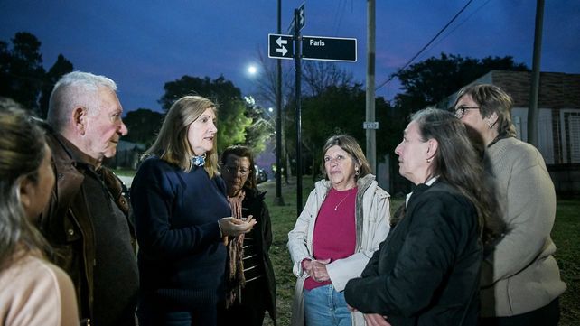 La intendenta de Paraná recorrió las obras de renovación de pavimento