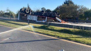 Un camión volcó en Avenida Circunvalación en Paraná.