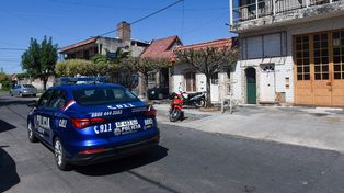 Custodia policial frente a la Cochería Colonial, ubicada en Teniente Agneta entre Pellegrini y Cochabamba, barrio Azcuénaga..