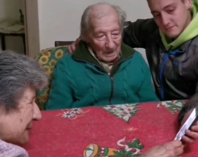 Messi sorprendió al abuelo de cien años que anotaba sus goles en un cuaderno