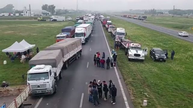El corte de tránsito en Autopista a Buenos Aires y A 012. Estaba interrumpido el paso en el carril que viene a Rosario. 