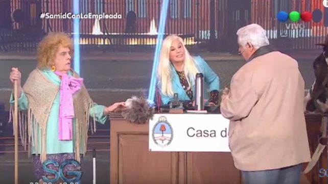 Susana ordeñó una vaca en vivo y el animal le dejó un regalo inesperado