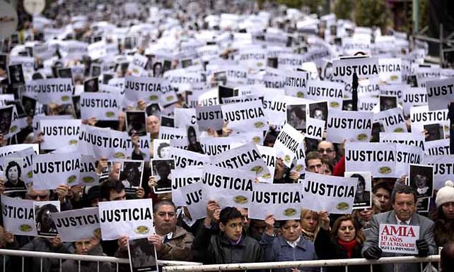 Un solo reclamo. La concurrencia en el lugar donde se voló la Amia repitió un pedido que lleva casi dos décadas.