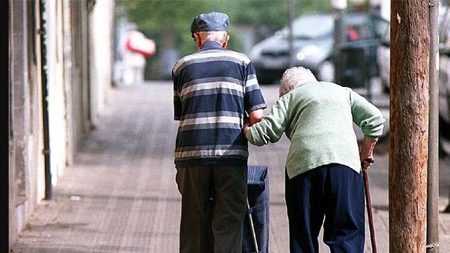 Adultos mayores se abren camino en una sociedad que suele vulnerar sus derechos