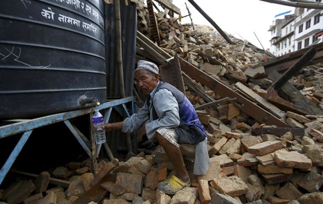 Ya suman más de 2.400 los muertos en Nepal