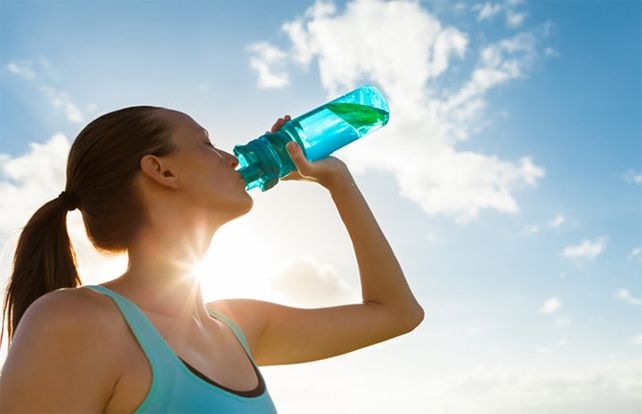 Los especialistas remarcan que la sed no siempre funciona como un indicador confiable