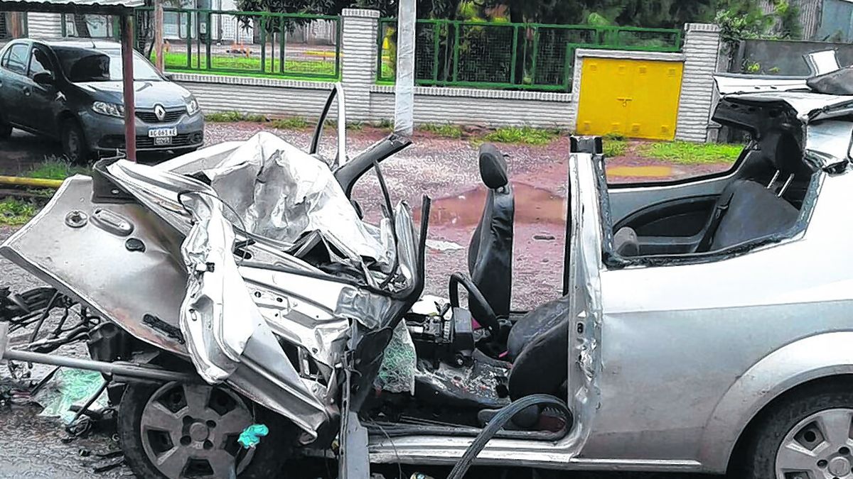 Murieron dos jóvenes en un violento choque en la ruta 33
