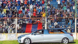 El f&eacute;retro de Trinche Carlovich ingres&oacute; al Gabino Sosa, con hinchas en sus tribunas.