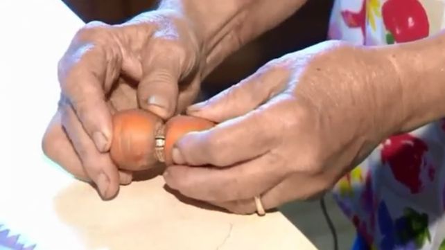 Una zanahoria le devolvió la felicidad y el anillo de compromiso a una mujer canadiense